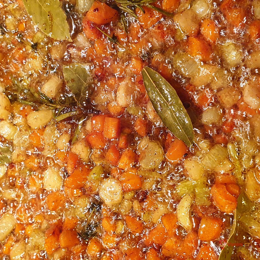 Hovězí líčka na červeném víně se zeleninou a tymiánem - fotografie 2