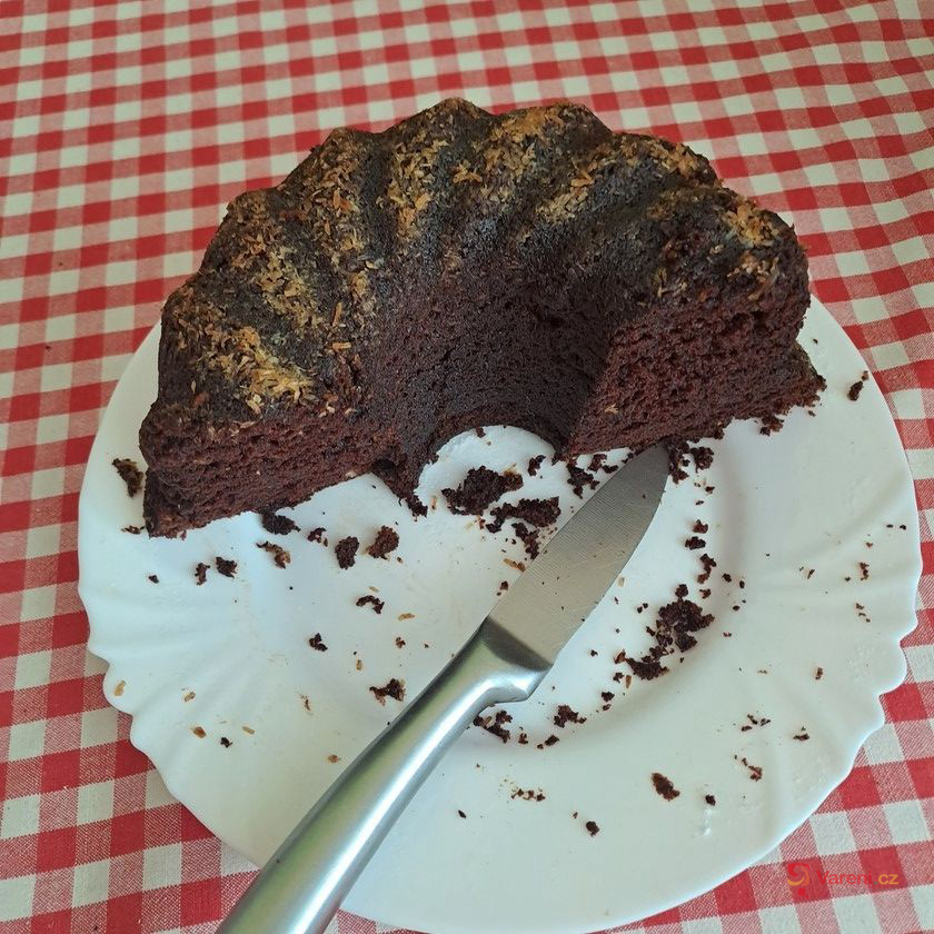 Banánová bábovka se smetanou a čokoládou - fotografie 2