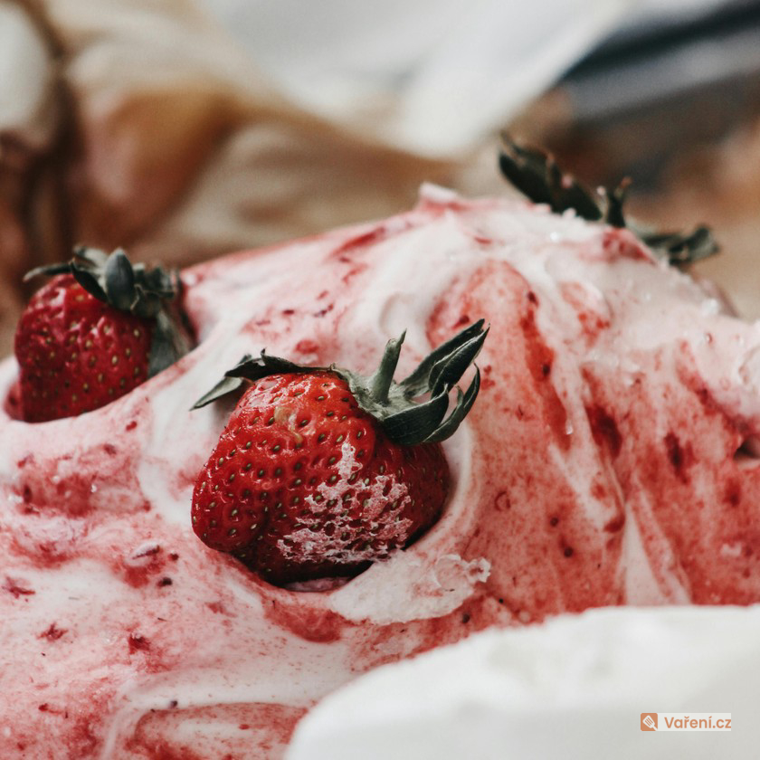 Jahodová zmrzlina s kousky jahod