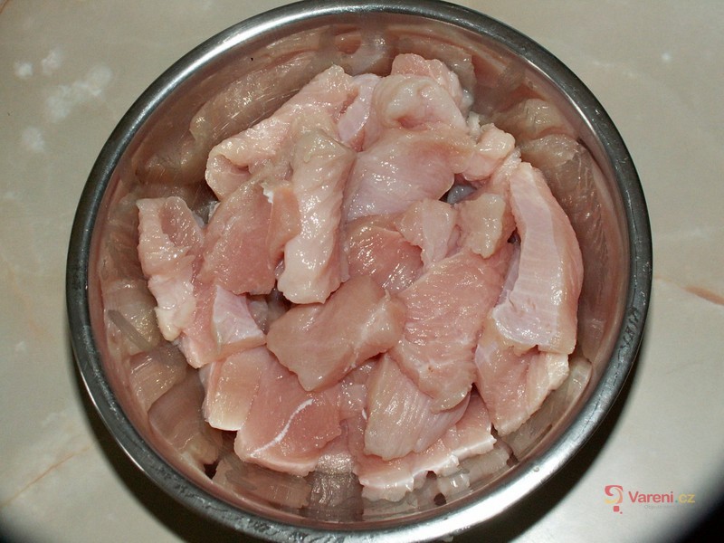 Krůtí maso na pomerančích s čerstvou bazalkou - fotografie 2