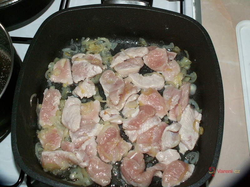 Krůtí maso na pomerančích s čerstvou bazalkou - fotografie 3