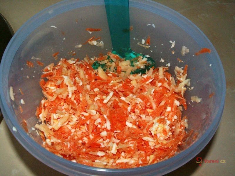 Celerový salát s jablky a ořechy - fotografie 3