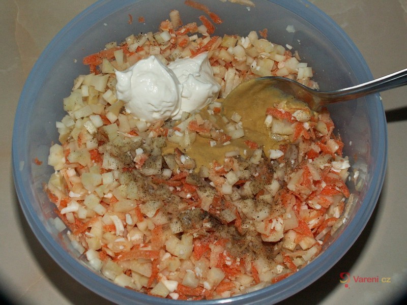 Celerový salát s jablky a ořechy - fotografie 4