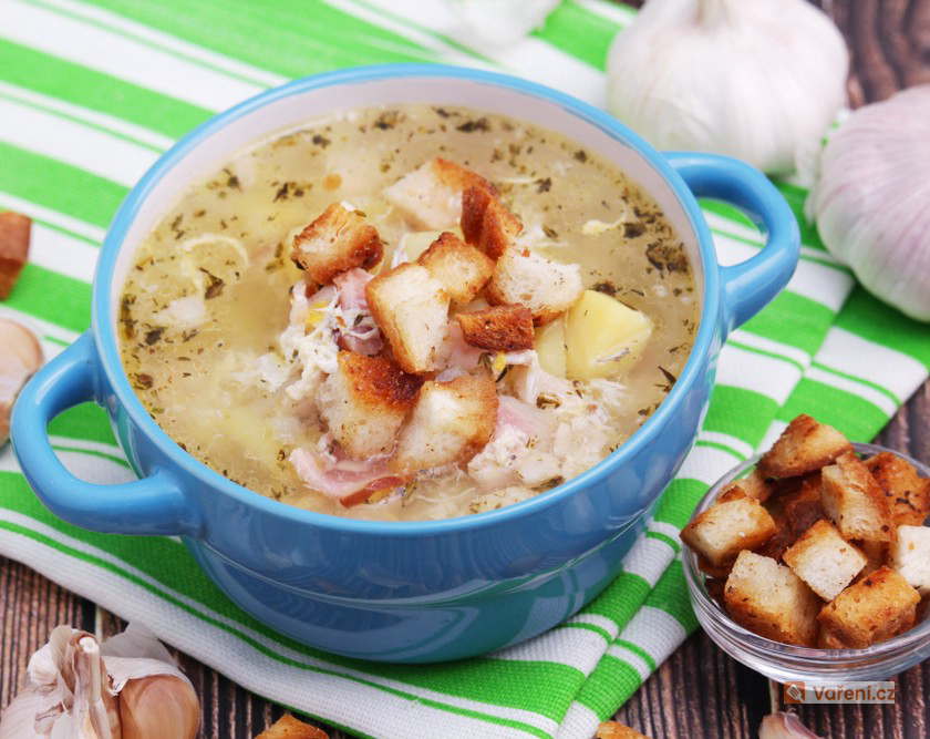 Česneková polévka s uzeninou a sýrem