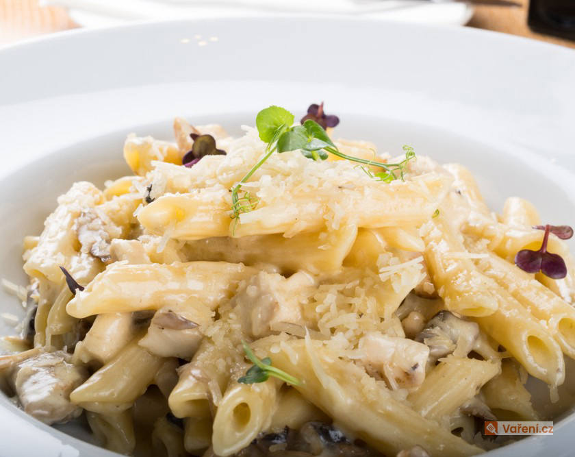Zapékané těstoviny se sýrem a žampiony