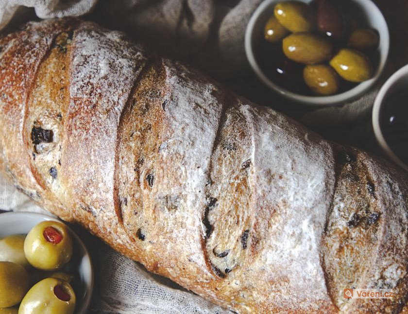 Italská ciabatta s olivami