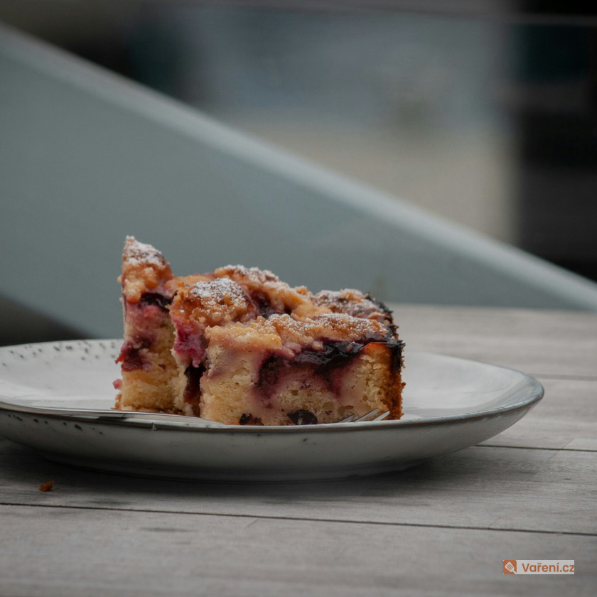 Hrníčkový koláč s ovocem