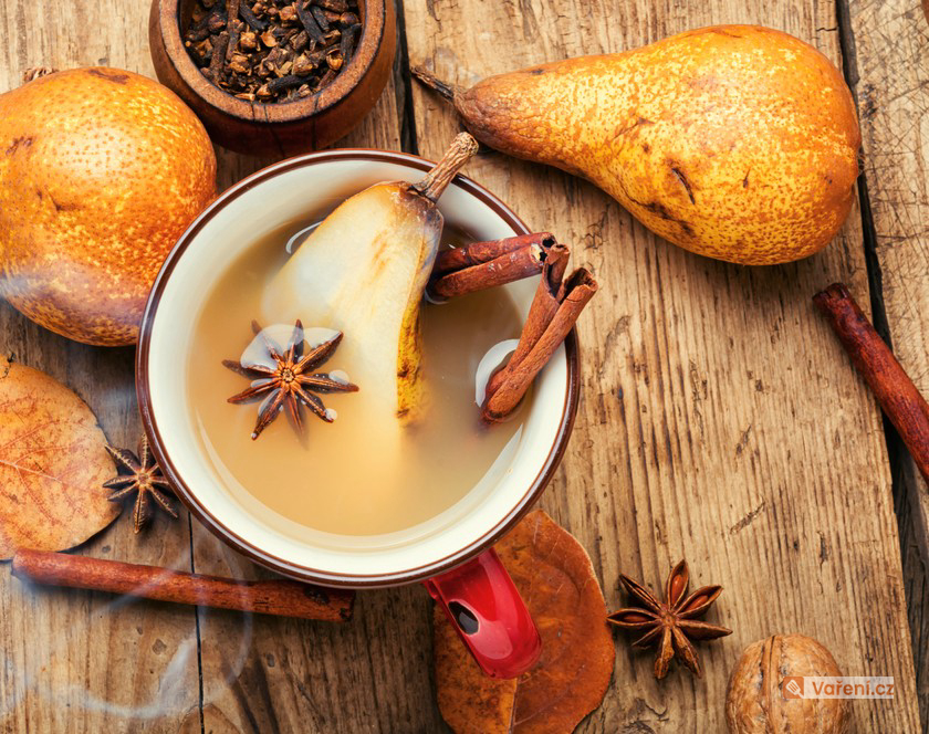 Horký hruškový nápoj