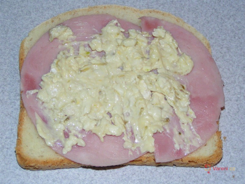 Toasty se salámem, nivou a cibulí - fotografie 3