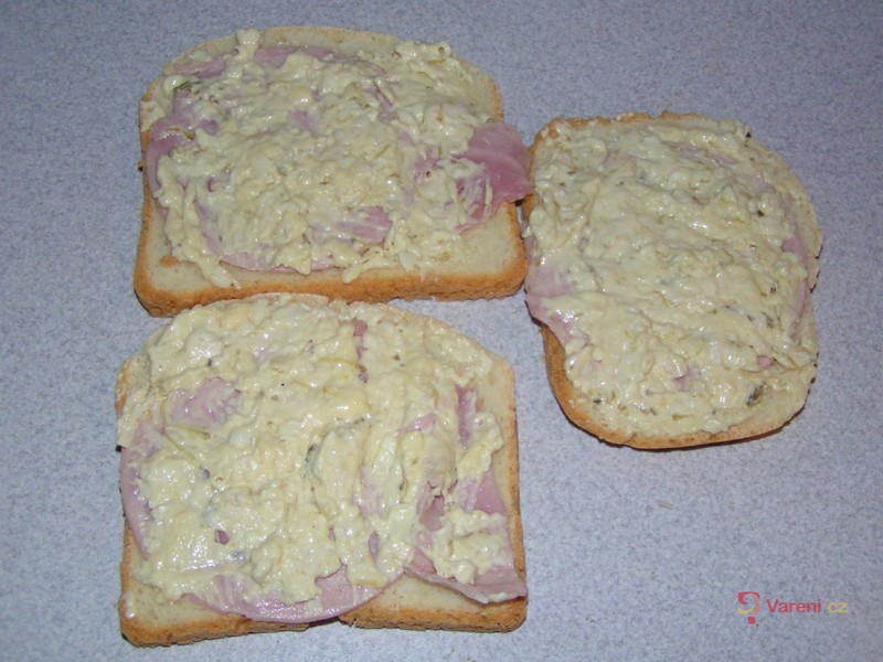 Toasty se salámem, nivou a cibulí - fotografie 4