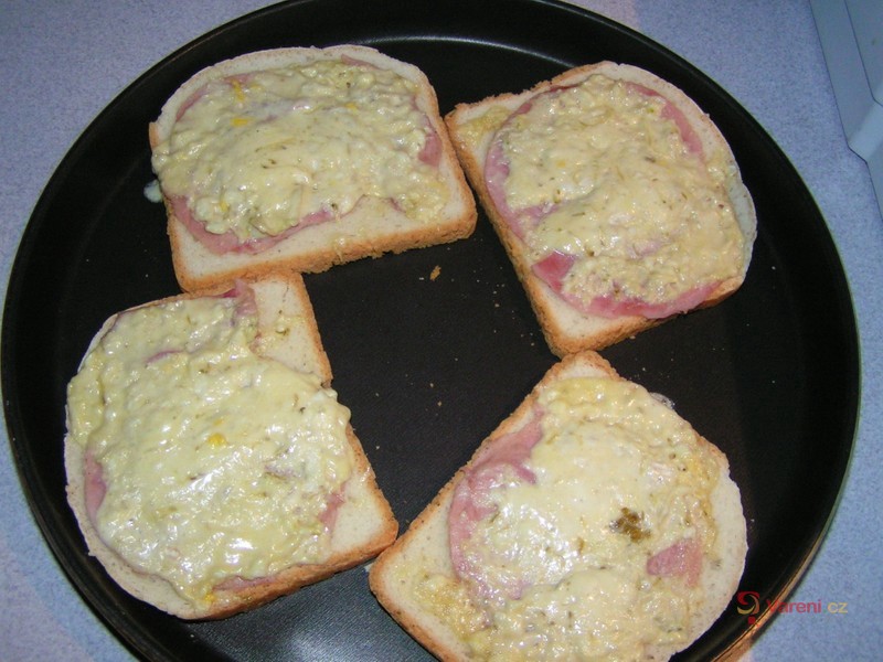 Toasty se salámem, nivou a cibulí - fotografie 5