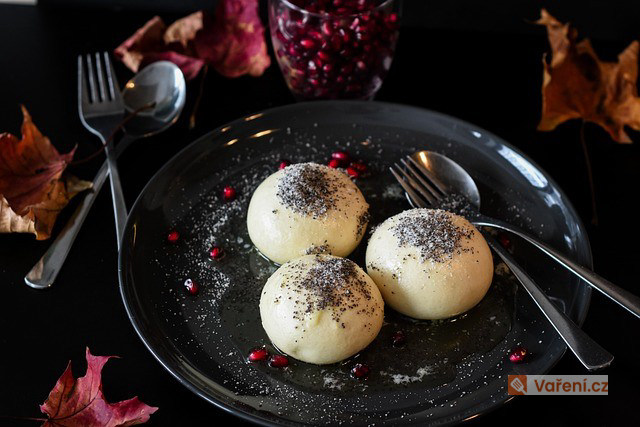 Krupicové švestkové knedlíky