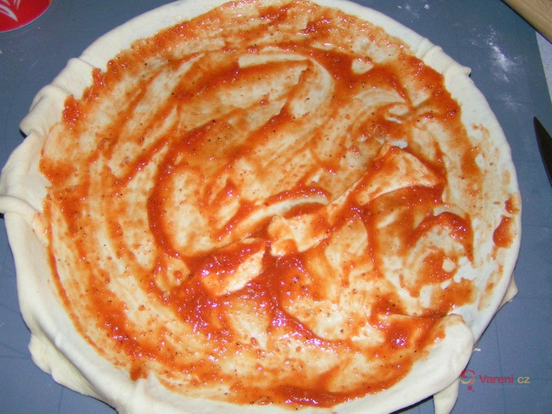 Salámová pizza z listového těsta - fotografie 3