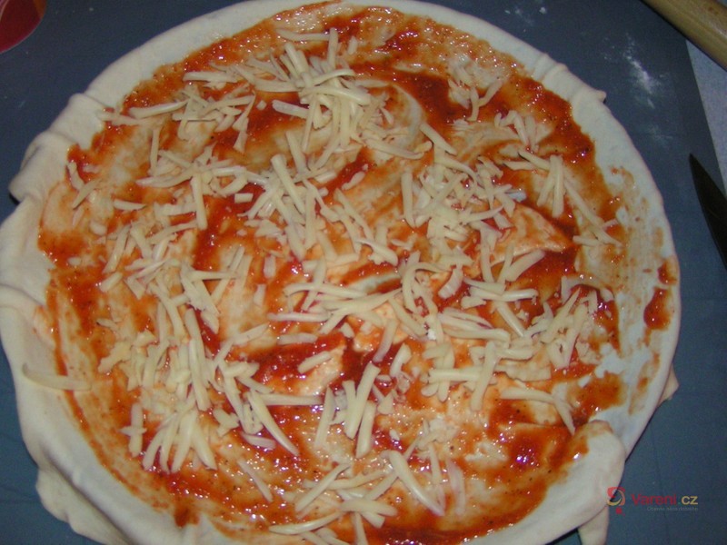 Salámová pizza z listového těsta - fotografie 4