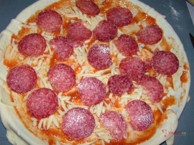 Salámová pizza z listového těsta - fotografie 5