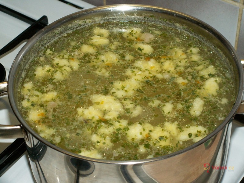 Kuřecí vývar s pikantními nočky - fotografie 3