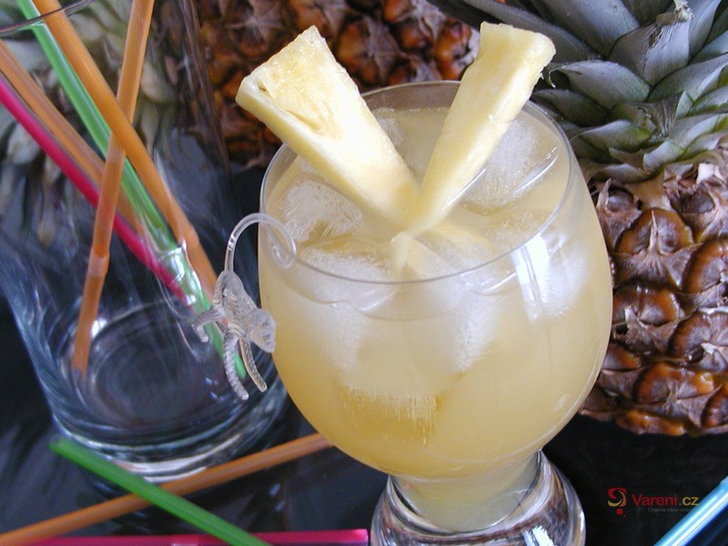 Ananasový ledový nápoj