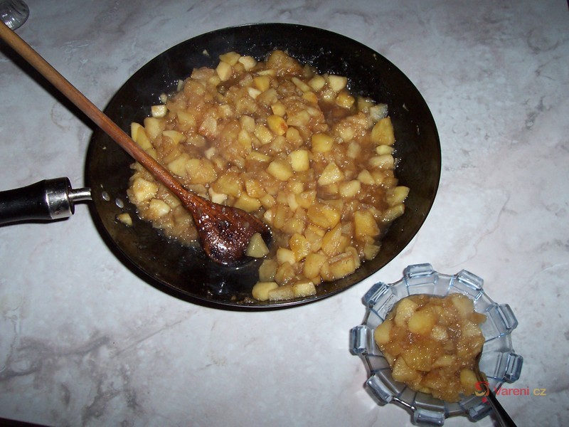 Teplý jablíčkový kompot - fotografie 2