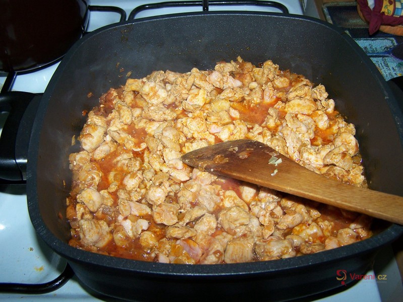 Krůtí guláš s rajčaty a paprikami - fotografie 2