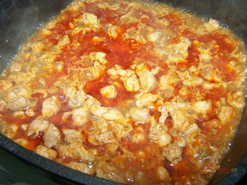 Krůtí guláš s rajčaty a paprikami - fotografie 3