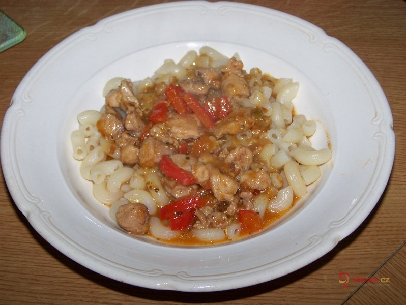 Krůtí guláš s rajčaty a paprikami - fotografie 5