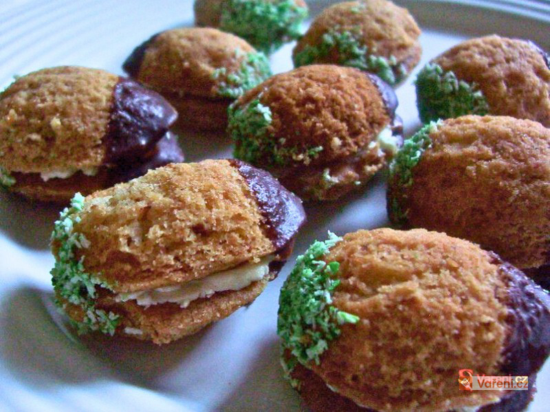 Zdobené plněné ořechy