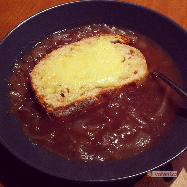 Polévka z červené cibule