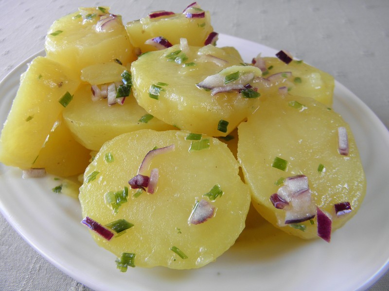 Lehký bramborový salát s pažitkou