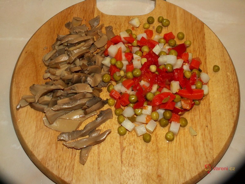 Kuřecí nudličky s červenou řepou - fotografie 2