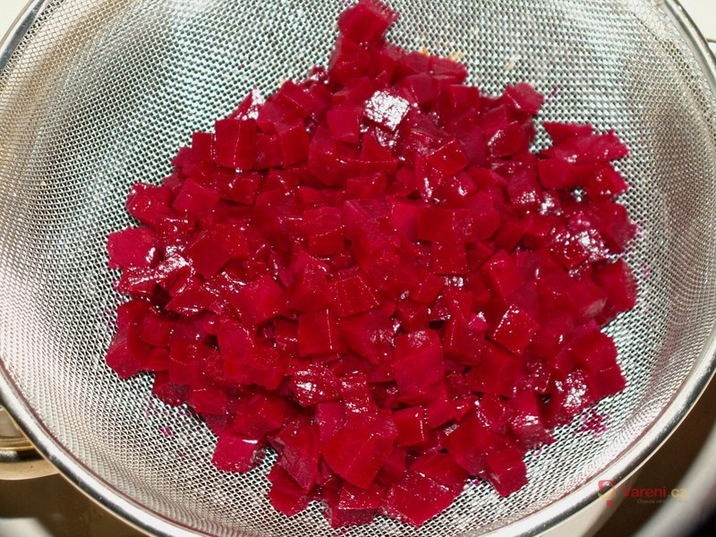 Kuřecí nudličky s červenou řepou - fotografie 3