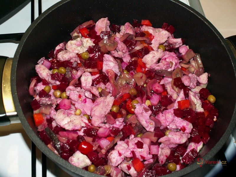 Kuřecí nudličky s červenou řepou - fotografie 5