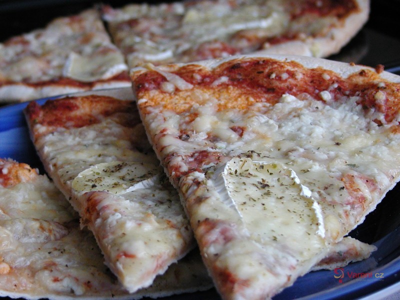 Sýrová pizza s kořením
