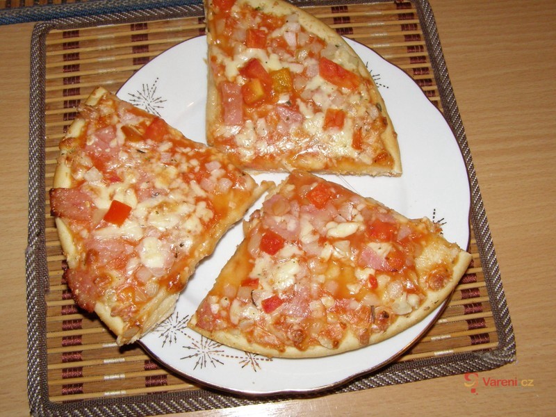 Pizza se slaninou, žampiony a šunkou - fotografie 2