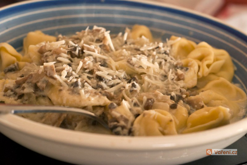 Tortelliny se smetanovou omáčkou