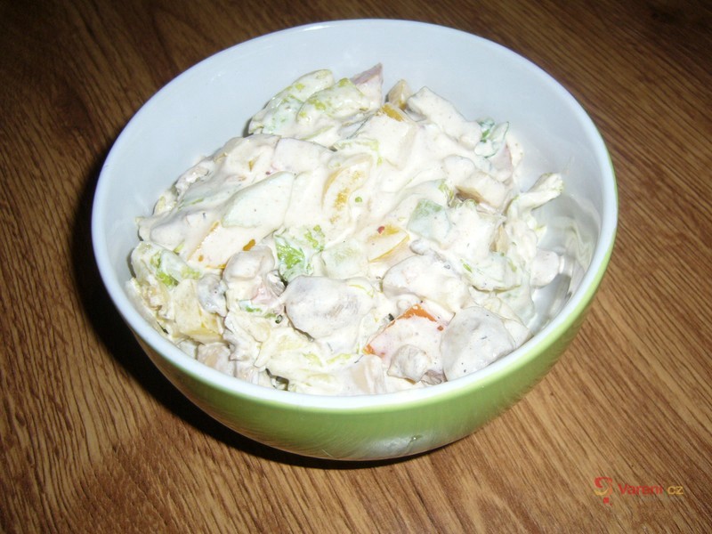 Čerstvý salát s kuřecím masem - fotografie 2