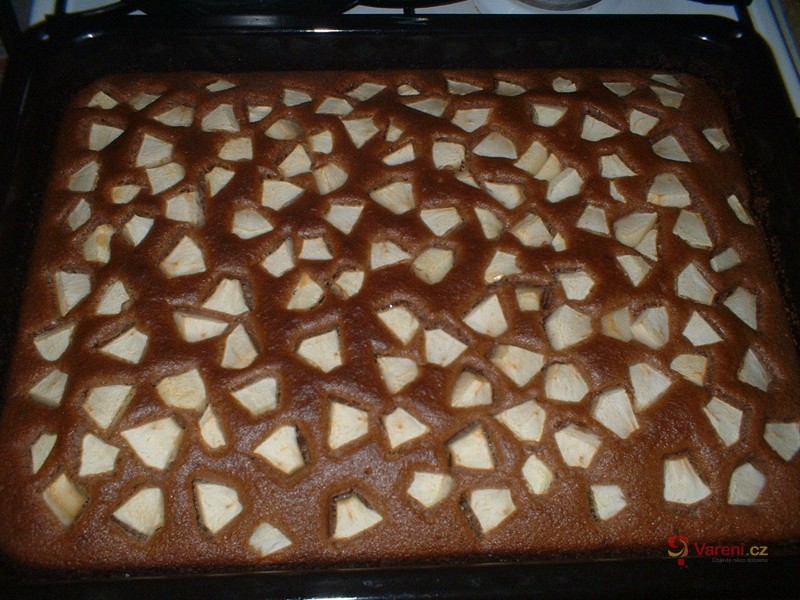 Kakaový koláč s jablky - fotografie 5