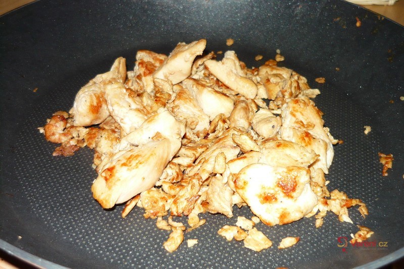 Salát s kuřecím masem a sezamem - fotografie 2