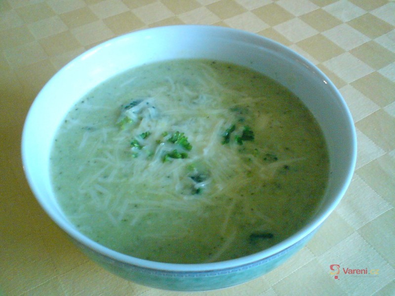Brokolicová polévka se smetanou a sýrem