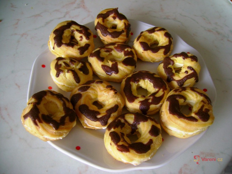Žloutkové věnečky s krémem - fotografie 2