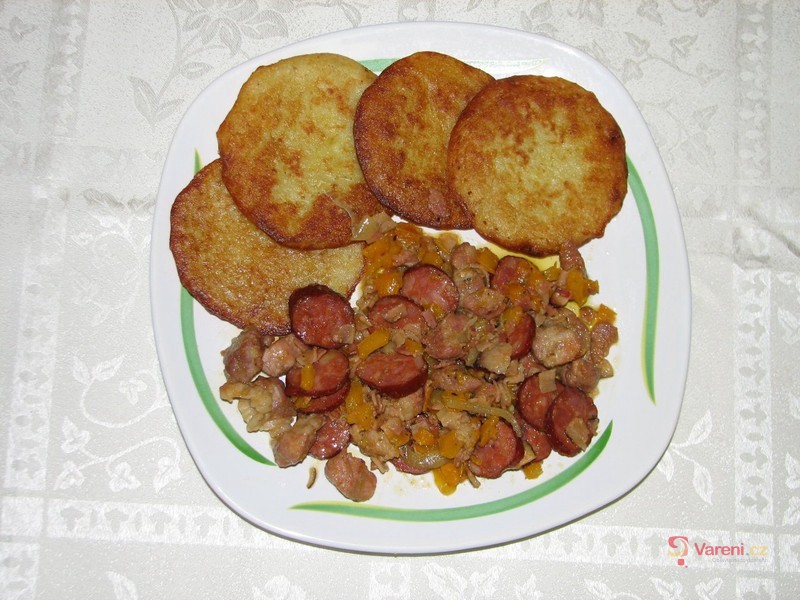 Pikantní směs s bramboráčky - fotografie 2