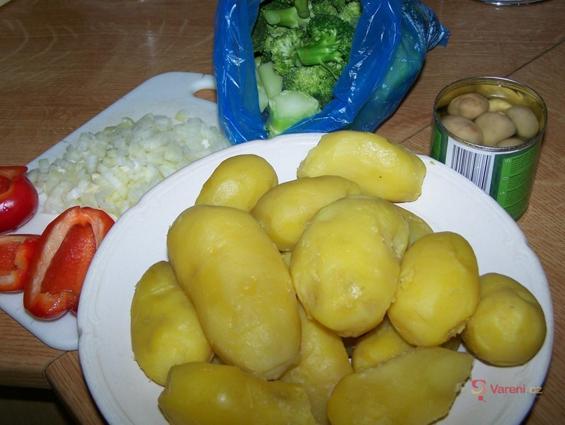 Brambory zapečené s brokolicí a sýrovou omáčkou - fotografie 2