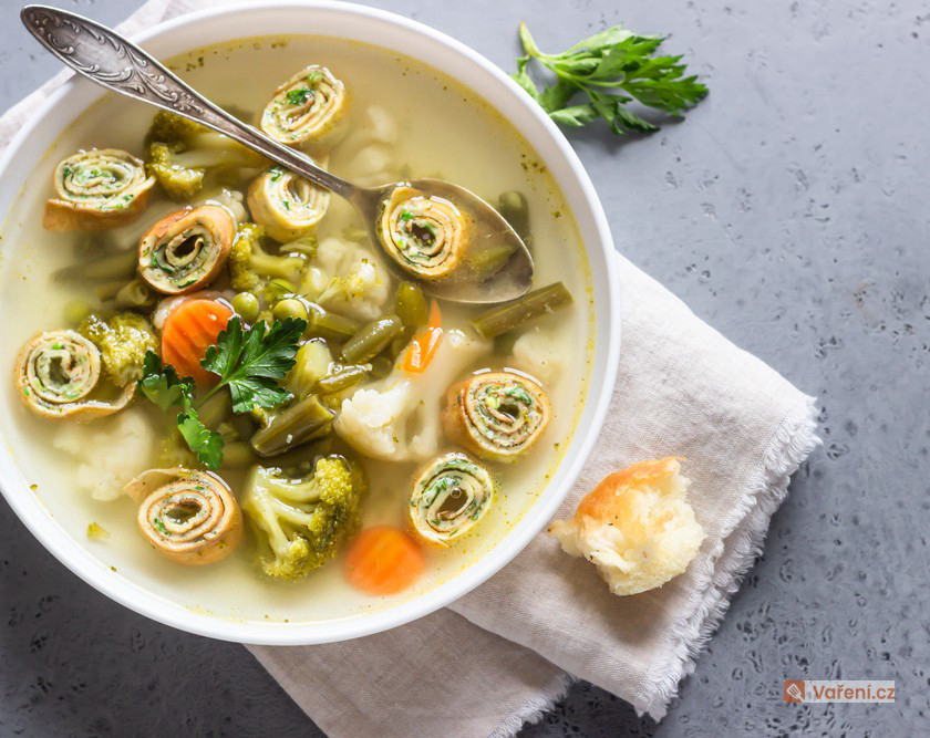 Polévka se špenátovým svítkem
