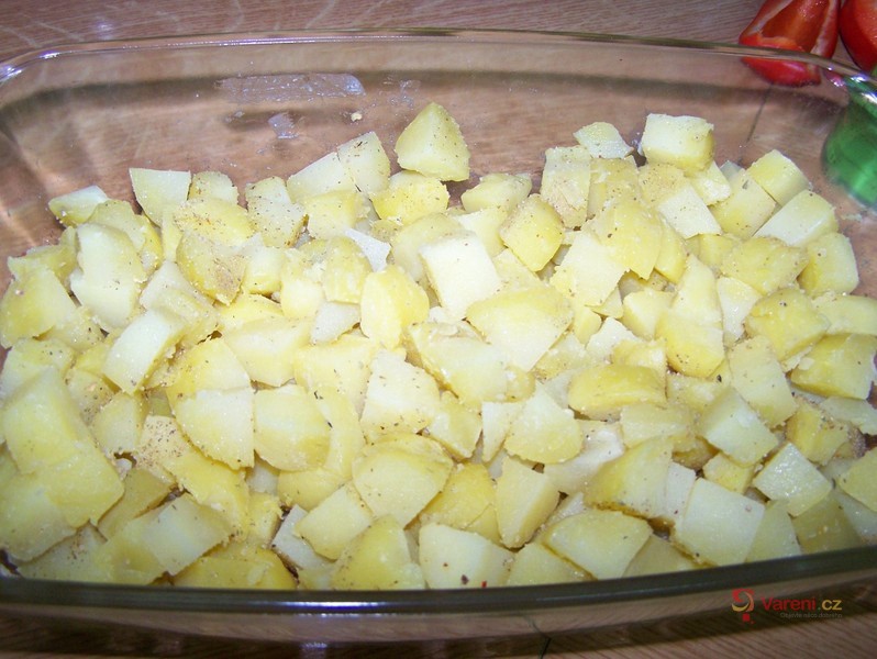 Brambory zapečené s brokolicí a sýrovou omáčkou - fotografie 3