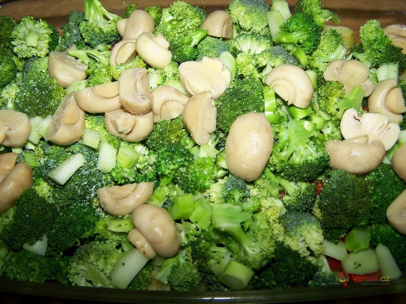 Brambory zapečené s brokolicí a sýrovou omáčkou - fotografie 5