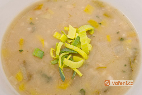 Pórková polévka s vejcem