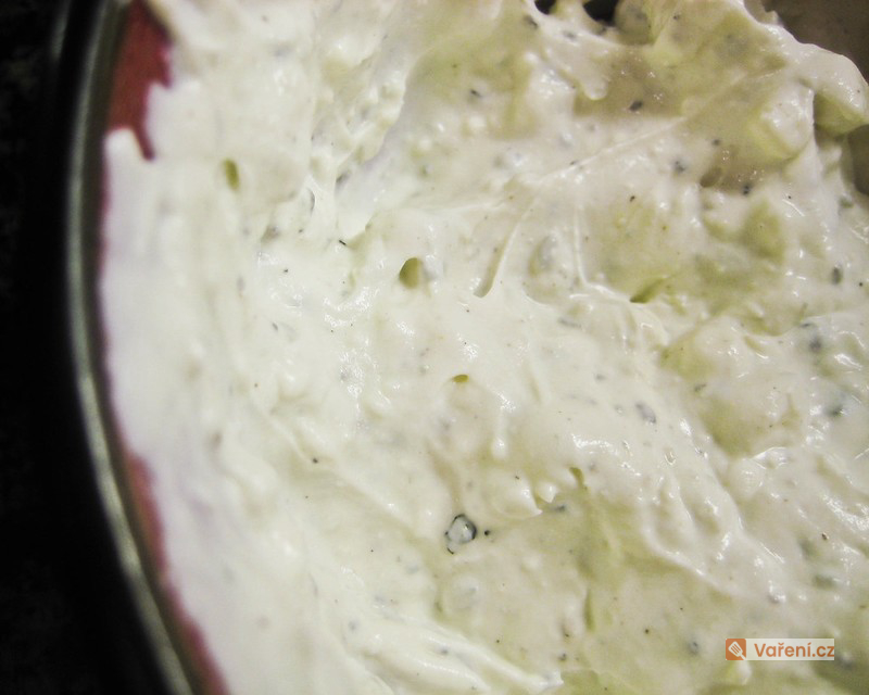 Dip z nivy a česneku