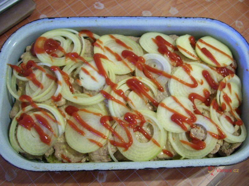 Vepřové řízky zapečené v bramborech - fotografie 2