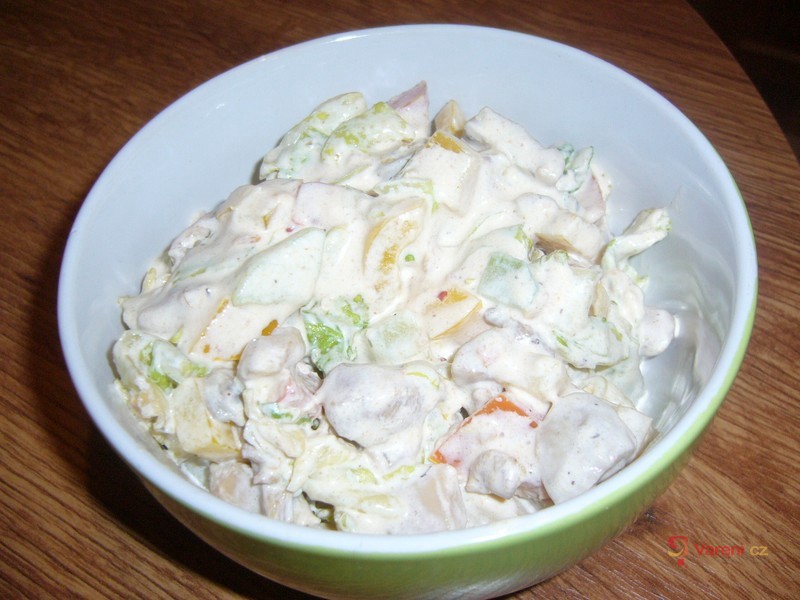 Čerstvý salát s kuřecím masem - fotografie 3