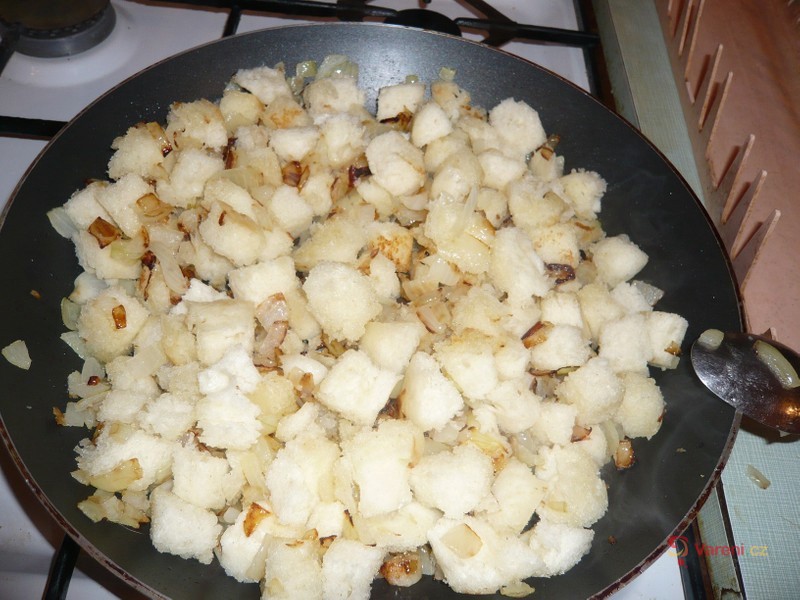 Knedlík ve vajíčku se slaninou - fotografie 3