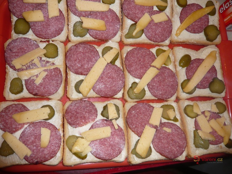 Toasty se sýrem a salámem - fotografie 4